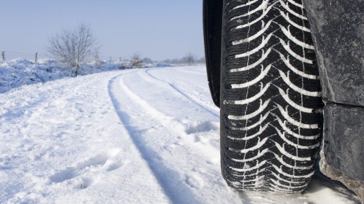 Când se montează cauciucurile de iarnă. Amenzile ajung până la 2.900 de lei