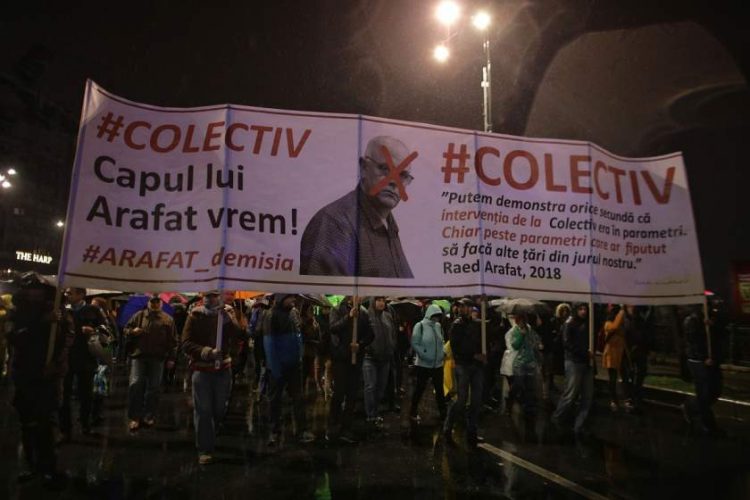 Pe un banner de câțiva metri, participanții la marșul de comemorare a victimelor de la Colectiv au cerut demisia lui Raed Arafat