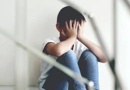 Copii sechestraţi în boxa unui bloc și în casa unui individ