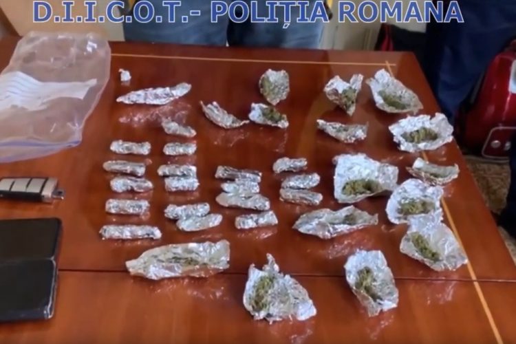 Flagrante și percheziții într-un dosar de trafic de droguri de mare risc