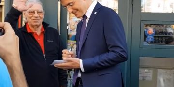 Moment penibil. Dan Barna i-a spus celebrului Emerich Ienei, pe care nu l-a recunoscut, că îi dă un autograf – video