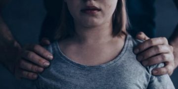 Fată de 14 ani, găsită plină de sânge pe stradă, după ce a fost abuzată de șoferul microbuzului școlar