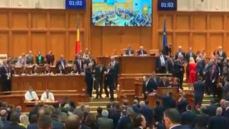 Moţiunea de cenzură a fost adoptată. Ce se întâmplă acum