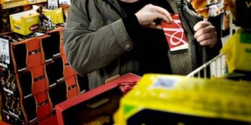 A furat parfumuri din supermarket, dar a fost prins