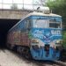 O fată de 12 ani care traversa calea ferată cu căşti în urechi, accidentată de tren
