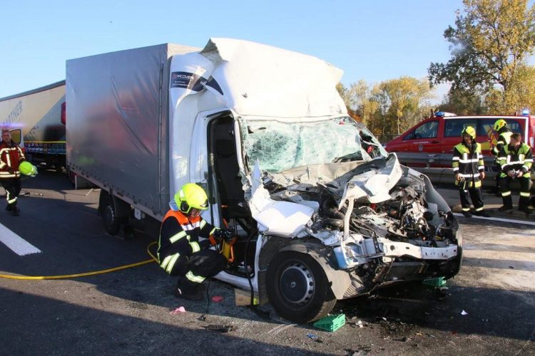 Român grav rănit după ce a intrat frontal cu autoutilitara într-un TIR staţionat, pe o autostradă din Germania