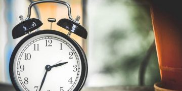 România trece la ora de iarnă, în noaptea de sâmbătă spre duminică