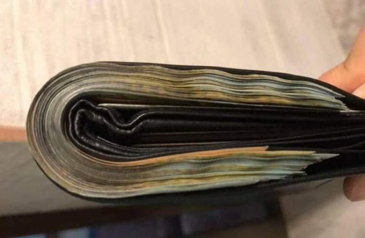 Respect! A înapoiat un portofel găsit, plin cu bani și carduri