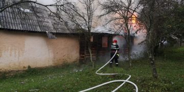 Incendiu la o casă din Coştiui – foto