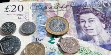 Un nou record al ultimelor cinci luni pentru lira sterlină în faţa leului