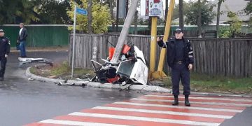 Accident spectaculos! Maşină ruptă în două de un stâlp