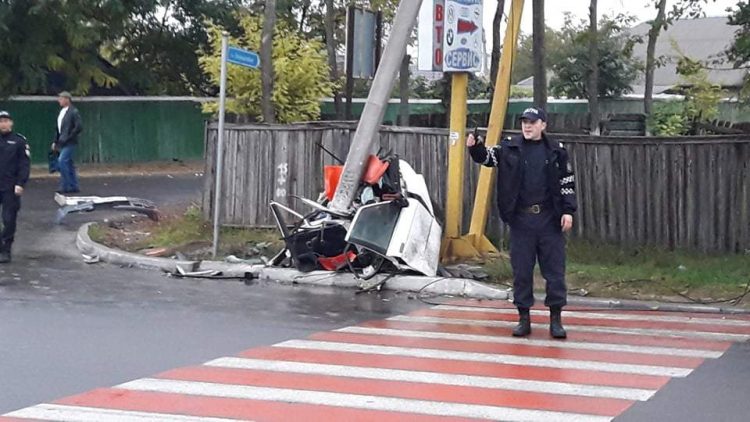 Accident spectaculos! Maşină ruptă în două de un stâlp