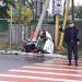 Accident spectaculos! Maşină ruptă în două de un stâlp