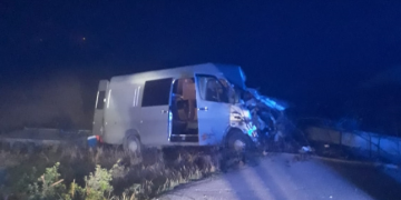 ACCIDENT MORTAL la Bunești! Un mort și doi răniți după ce un microbuz s-a izbit de un stâlp