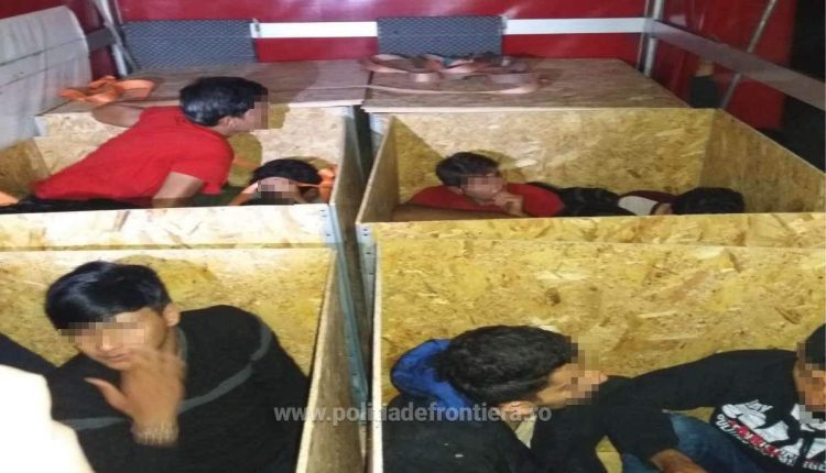Migranţi în drum spre Austria într-o dubă românească, înghesuiţi câte patru în lăzi de placaj cu capac