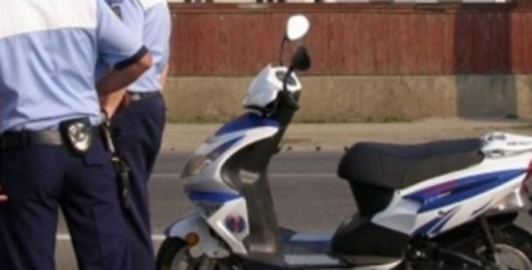 Prin Ulmeni cu mopedul neînmatriculat şi fără permis de conducere