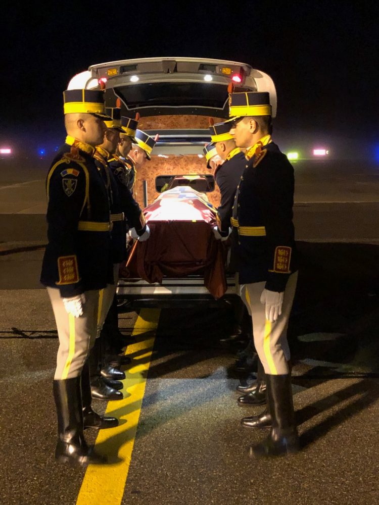 Sicriul cu osemintele Reginei Elena a ajuns în România