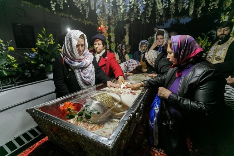 Pelerinaj la Iaşi. Aproximativ 25.000 de persoane stau la rând pentru a se închina la moaştele Sfintei Cuvioase Parascheva