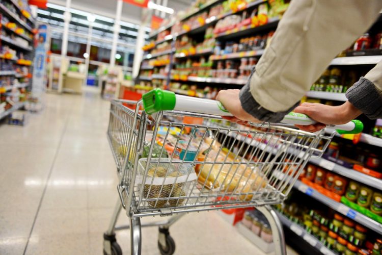 Magazinele Kaufland au introdus plata pentru pungile de la raionul legume-fructe