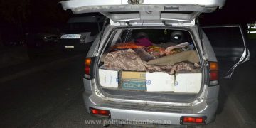 Doi bărbaţi din Covasna, prinşi la Sighet cu 4.000 pachete cu țigări de contrabandă în maşină – foto