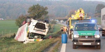 Accident spectaculos în Germania. Un TIR condus de un român a ajuns cu roţile în sus pe marginea şoselei