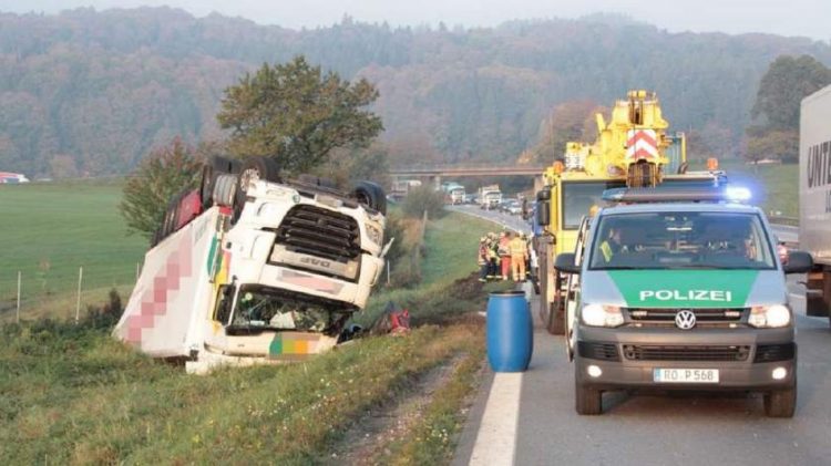 Accident spectaculos în Germania. Un TIR condus de un român a ajuns cu roţile în sus pe marginea şoselei