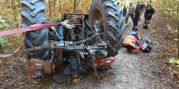 Tragedie la Coroieni. Un bărbat de 59 de ani a decedat după ce a căzut tractorul peste el