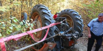 Tragedie la Coroieni. Un bărbat de 59 de ani a decedat după ce a căzut tractorul peste el