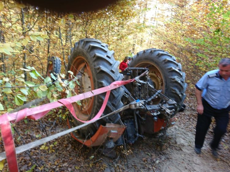 Tragedie la Coroieni. Un bărbat de 59 de ani a decedat după ce a căzut tractorul peste el