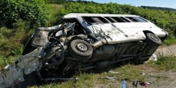 Tragedie. Doi oameni au murit după ce un microbuz cu pasageri s-a izbit de un TIR