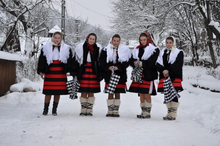 Superstiţii de Sfântul Andrei pentru fetele nemăritate care vor să îşi viseze ursitul