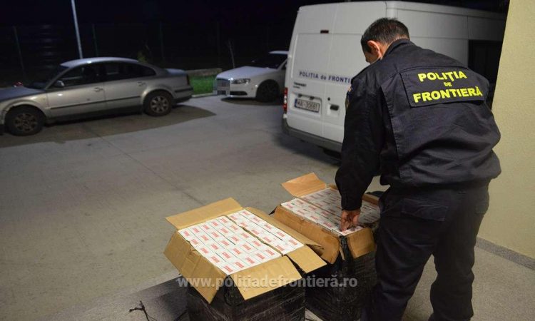Mii de pachete cu țigări de contrabandă, confiscate la frontiera de nord