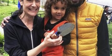 Un bărbat s-a spânzurat după ce și-a decapitat soția și fiica