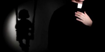 Povestea fetei puse să-și vândă copilul și să oprească banii, după ce a fost violată
