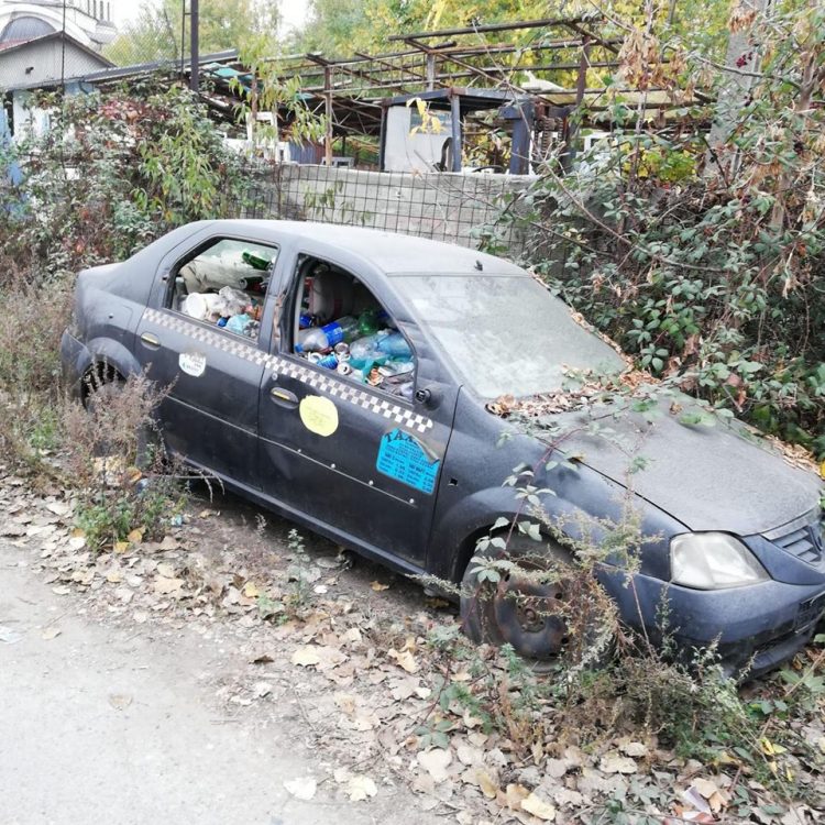 Primăria Baia Mare caută proprietarii rablelor din oraș. Ce se întâmplă cu mașinile vechi