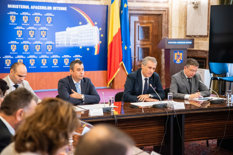 Noul ministru al MAI și-a băgat subalternii și prefecții în ședință
