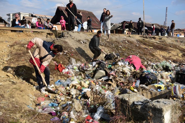 Continuă curățenia în Baia Mare. S-a intervenit pe Craica – FOTO