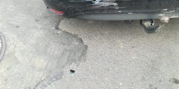Mașină avariată serios într-o parcare din Baia Mare. Proprietarii caută autorul – VIDEO