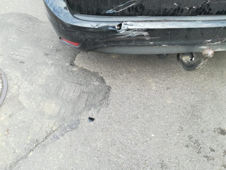 Mașină avariată serios într-o parcare din Baia Mare. Proprietarii caută autorul – VIDEO