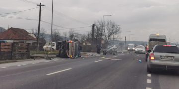 ACCIDENT la ieșire din Dej. Un autoturism s-a răsturnat