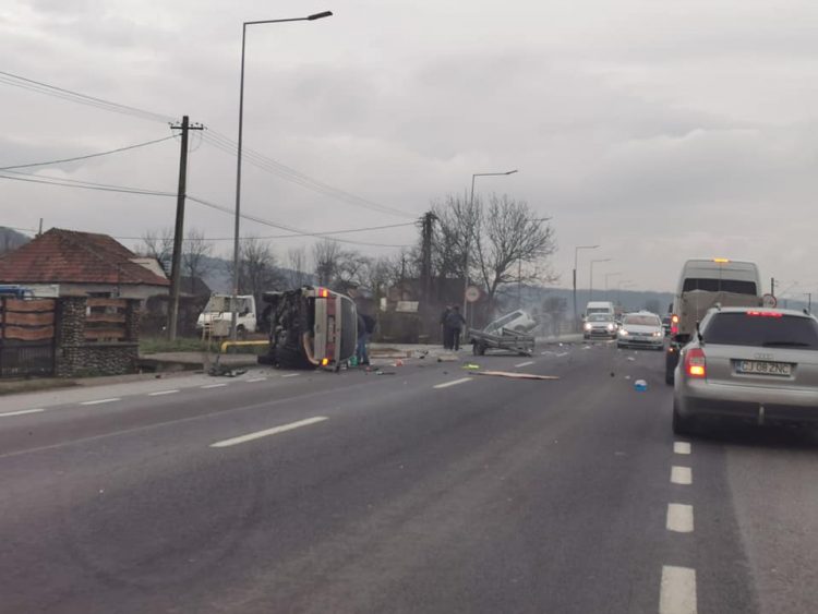 ACCIDENT la ieșire din Dej. Un autoturism s-a răsturnat