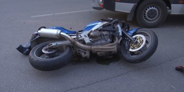 Accident rutier: Tânără motociclistă de 32 de ani grav rănită