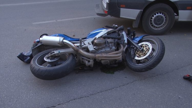 Accident rutier: Tânără motociclistă de 32 de ani grav rănită