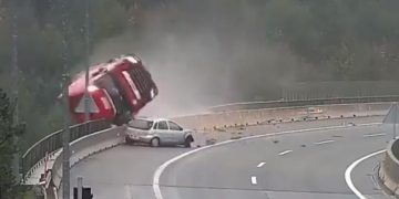Momentul în care șoferul unui TIR moare salvând viața altui bărbat