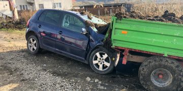 Accident cu persoană încarcerată. Trafic blocat