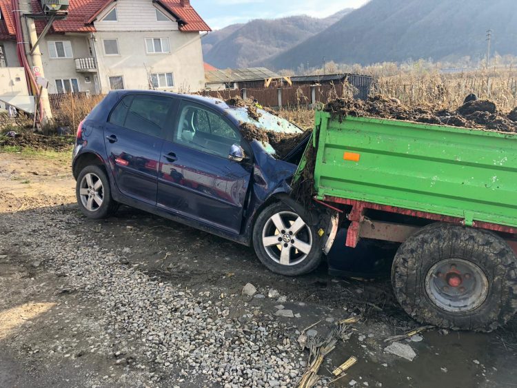 Accident cu persoană încarcerată. Trafic blocat