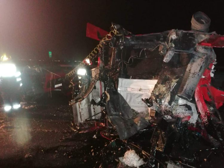 Accident teribil pe A1. Implicate un TIR încărcat cu fier vechi, o autocisternă cu bitum fierbinte și un Logan – foto