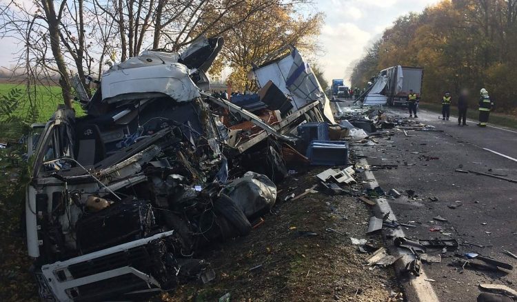 Tragedie în Ungaria. Un şofer român a murit, după ce s-a izbit cu camionul de un alt TIR. Şi un şofer polonez a murit
