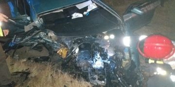Doi tineri, de 18 şi 25 de ani, au murit într-un impact devastator între două autoturisme – foto