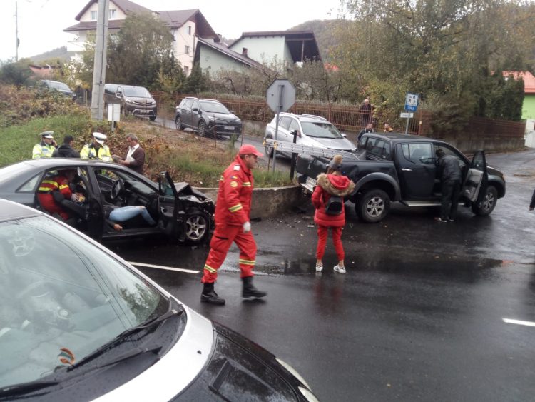 Grav accident rutier în Baia Mare. O persoană încarcerată – GALERIE FOTO